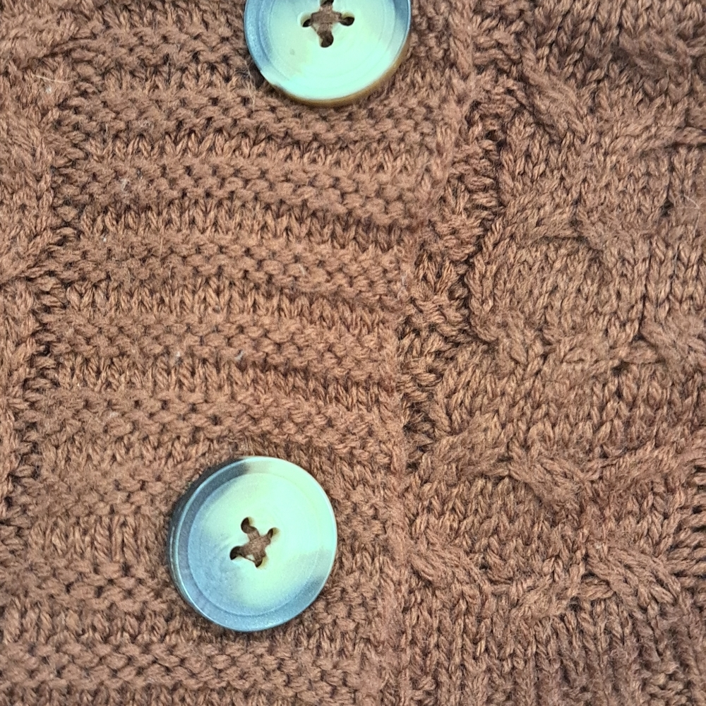 A sweater - Picture 4 of 10